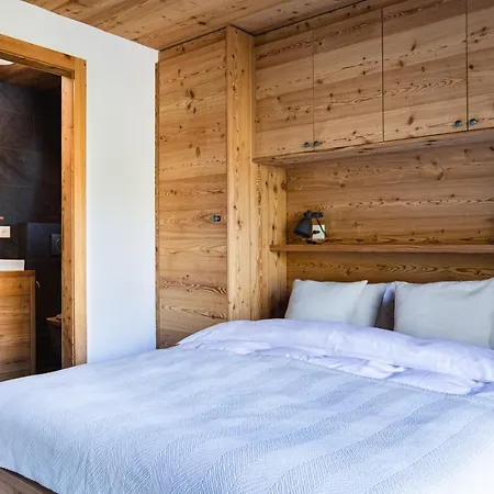 Fabulous Luxury Chalet W. Jacuzzi Sauna בקתה