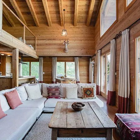 Fabulous Luxury Chalet W. Jacuzzi Sauna בקתה